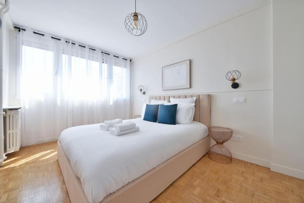 Gorgeous unit next to the Seine and Eiffel Tower