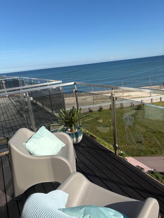 a balcony with a view of the ocean at Apartamenty Laguna Przy Latarni in Darlowko