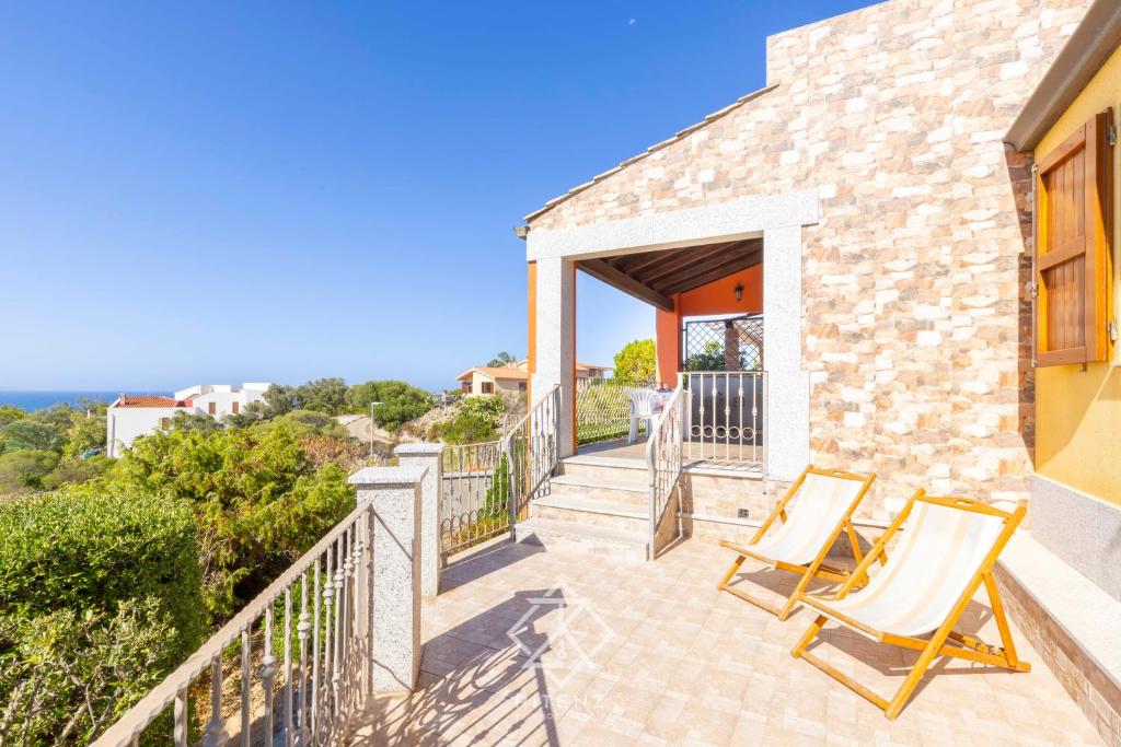 a patio with two chairs on a balcony at Dimora Cala-Vista in Torre Dei Corsari
