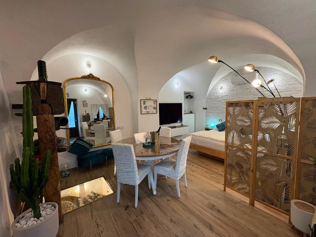 a living room with a bed and a table and chairs at Nena Maleni in Tovo San Giacomo