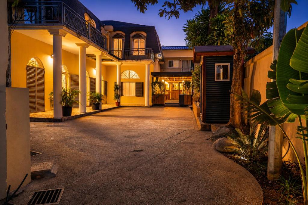 an empty driveway in front of a house at night at Aparthotel Madeleine in Antananarivo