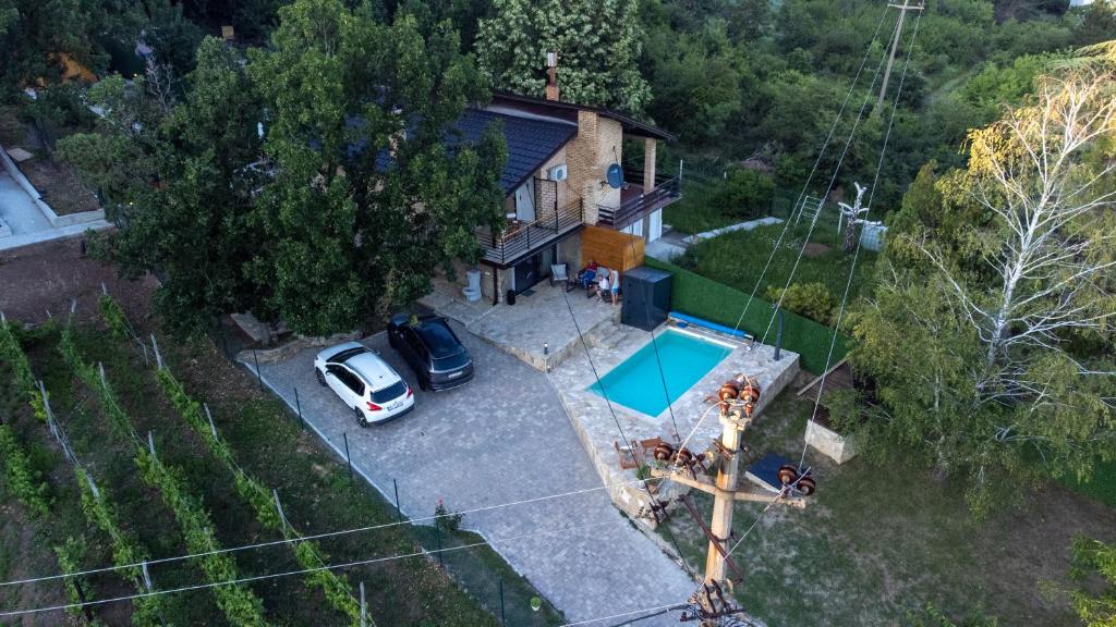 an aerial view of a house with a car and a pool at Kosmaj Apartmani Košutica - Marija i Ksenija in Koraćica