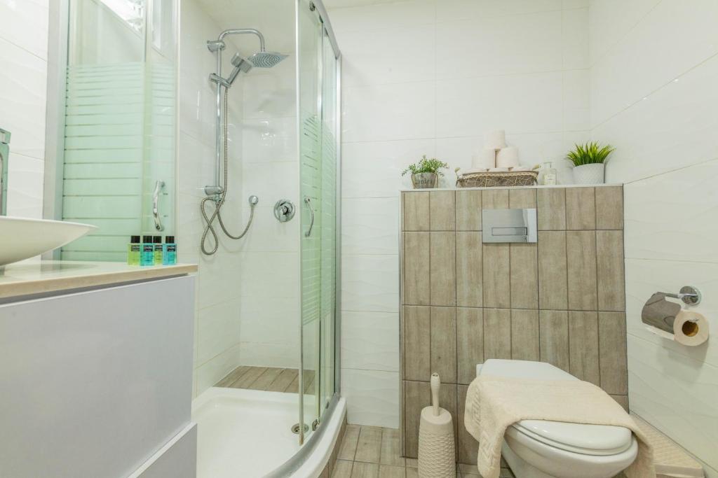Fully Equipped In A Central Location photo