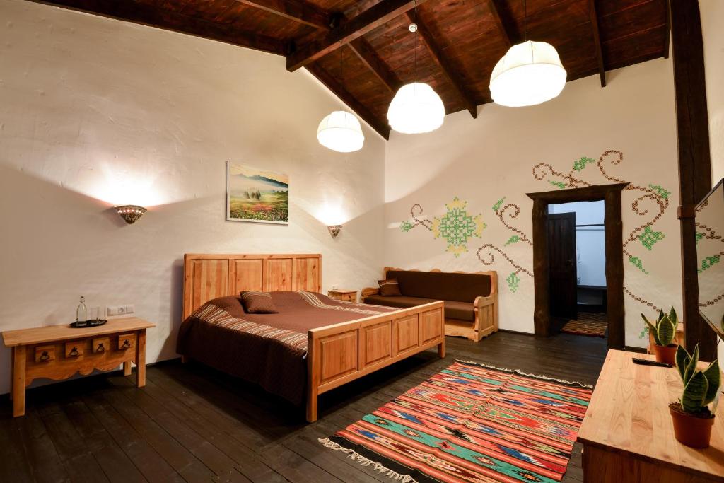 1 dormitorio con 1 cama y 1 sofá en Hotel Skrinya, en Pavlohrad