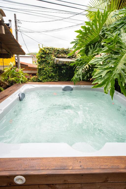 a jacuzzi tub in a yard with plants at Hotel Alto lindo in Guatapé