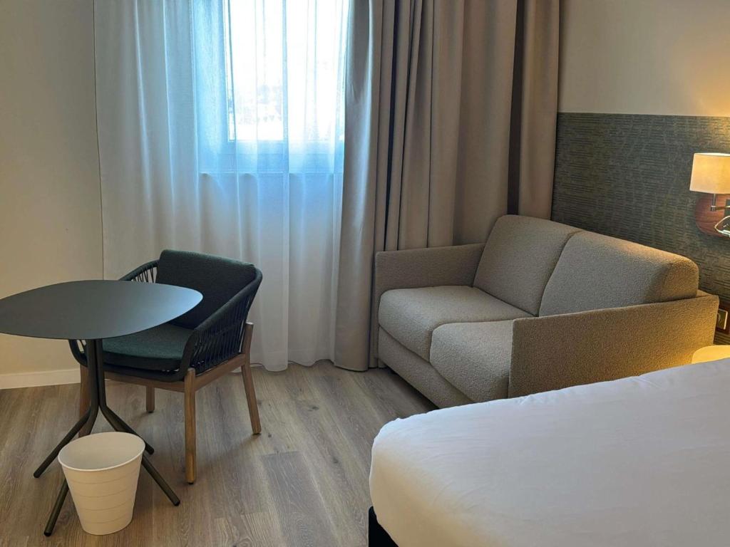 ibis Styles Tours Centre - Superior Room With Three Single Beds