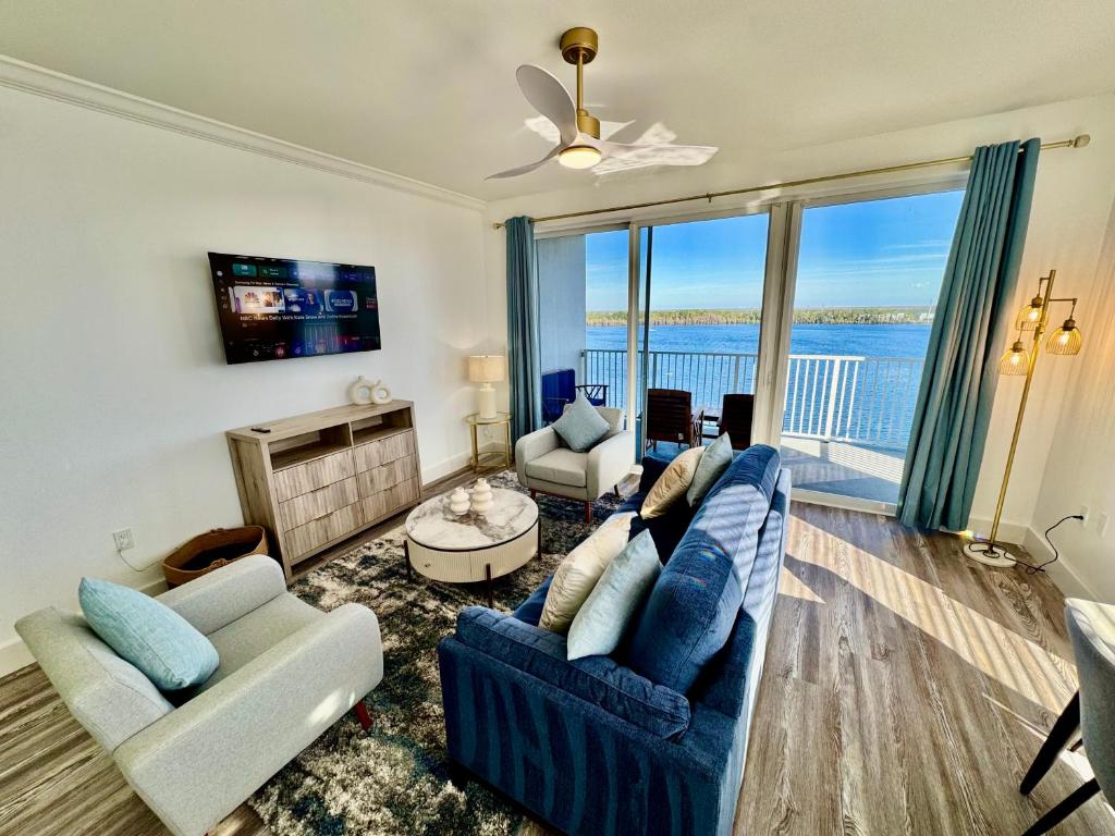 Balcony Lake Views - Pool, Gym, WiFi & Parking photo