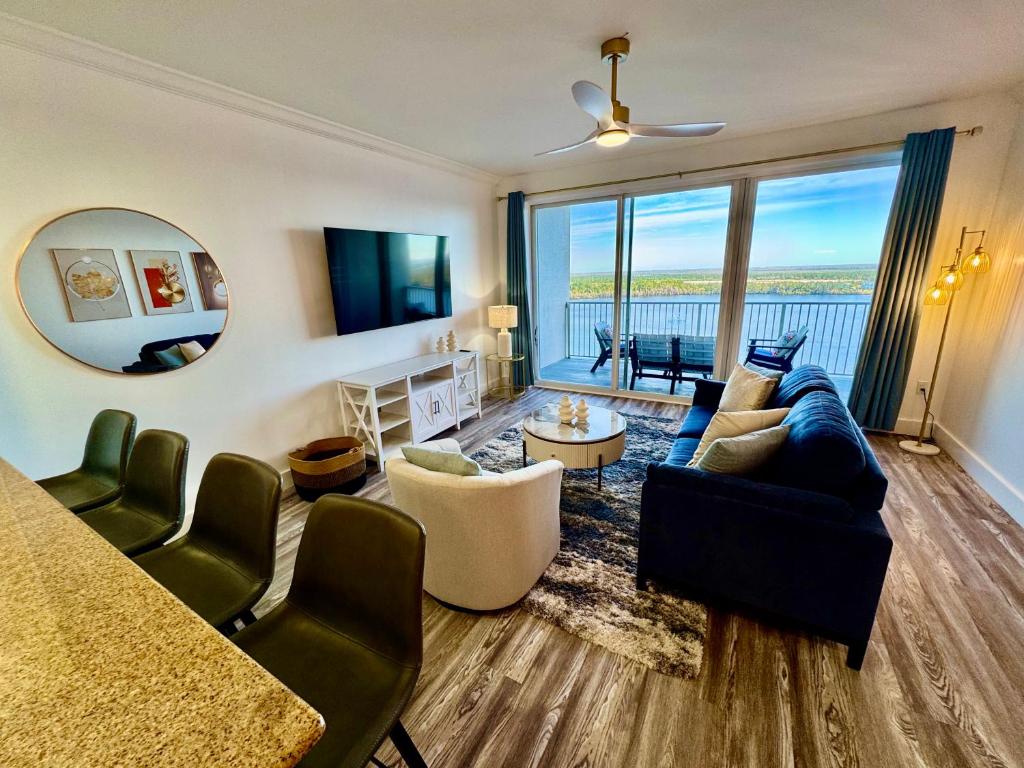 Balcony Lake Views - Pool, Gym, WiFi & Parking photo