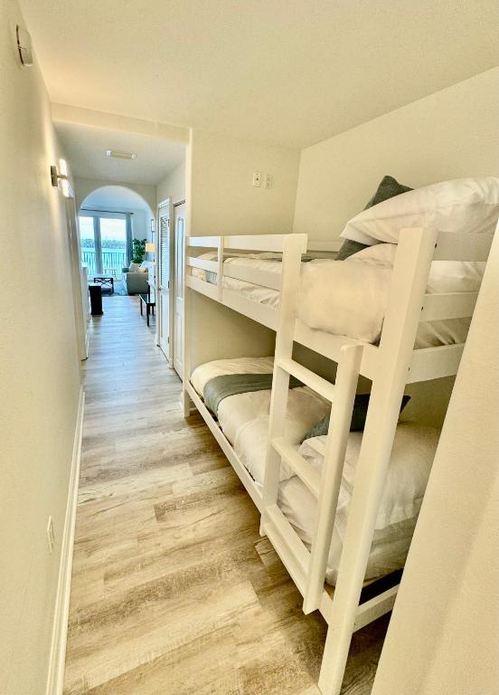 Balcony Lake Views - Pool, Gym, WiFi & Parking photo