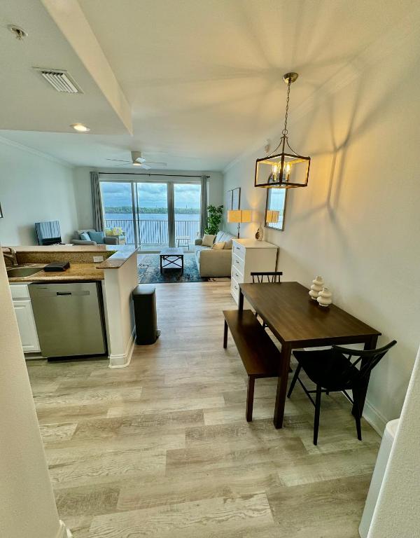 Balcony Lake Views - Pool, Gym, WiFi & Parking photo
