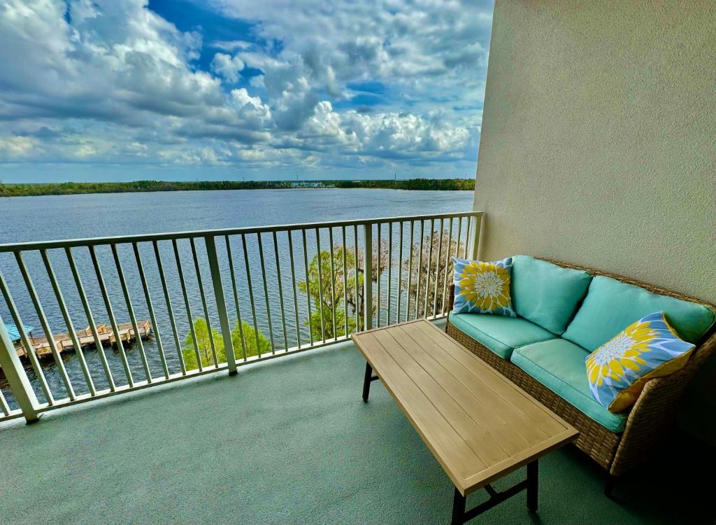 Balcony Lake Views - Pool, Gym, WiFi & Parking photo
