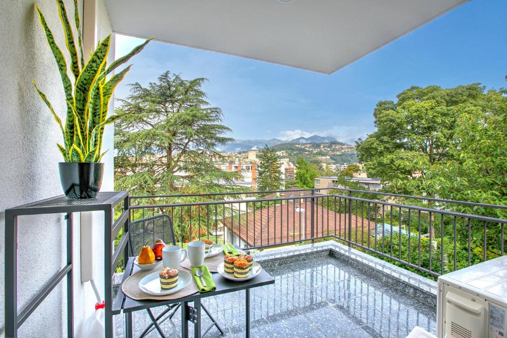 Casa Collina with Terrace & View - Happy Rentals