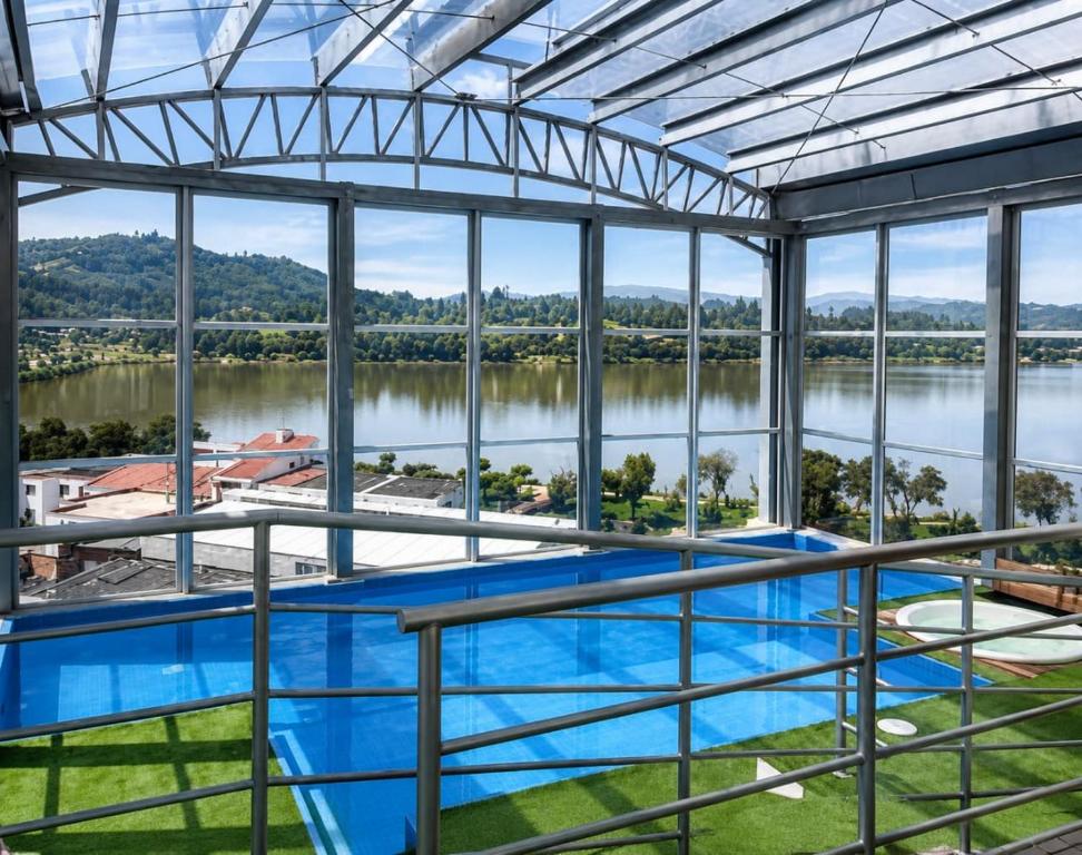 a large swimming pool with a view of the water at APARTAMENTO FAMILIAR EN PAIPA RÚSTlCO 70-9 in Paipa