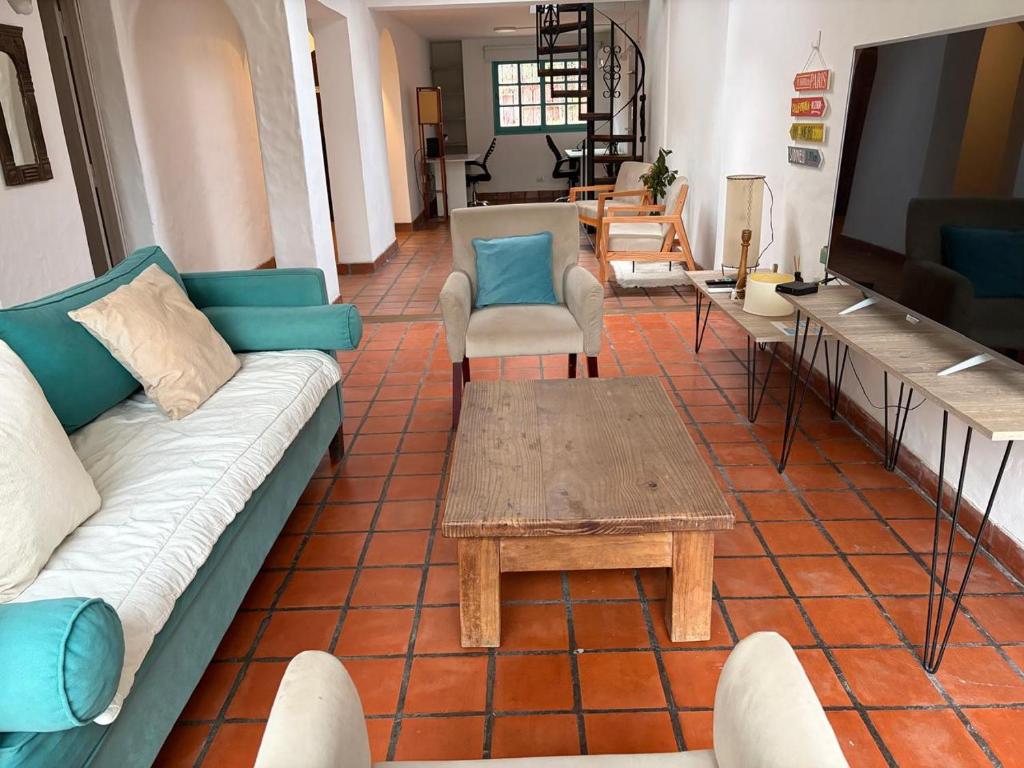 a living room with a couch and chairs and a table at Espacio y confort en tres dormitorios in Campana