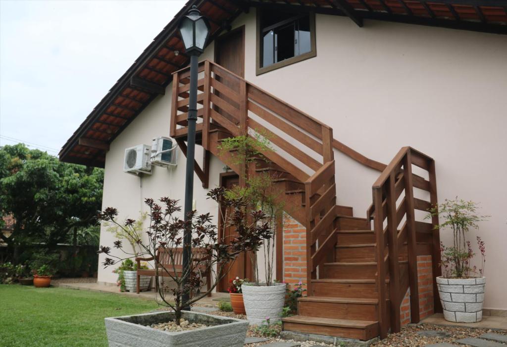 a wooden staircase leading up to a house at Hospedagem Na Rota do Enxaimel - Andar Térreo ou Superior - Alles Acer in Pomerode