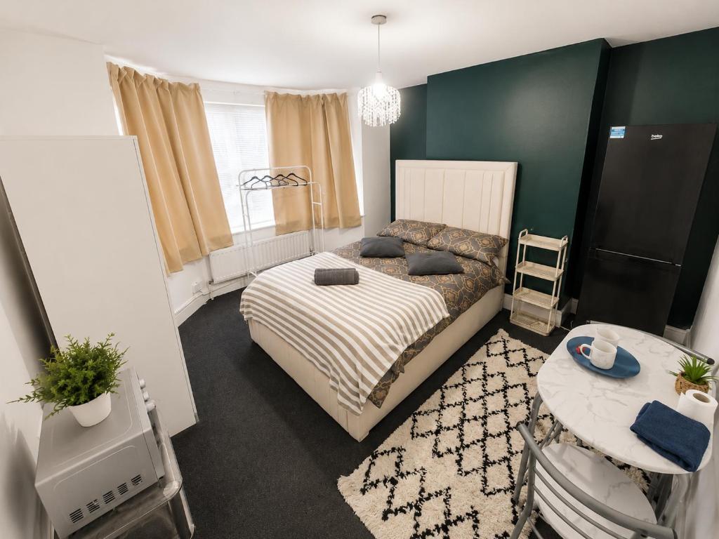 a bedroom with a bed and a table in it at Lindi Property Cosy Double Room in Wyken