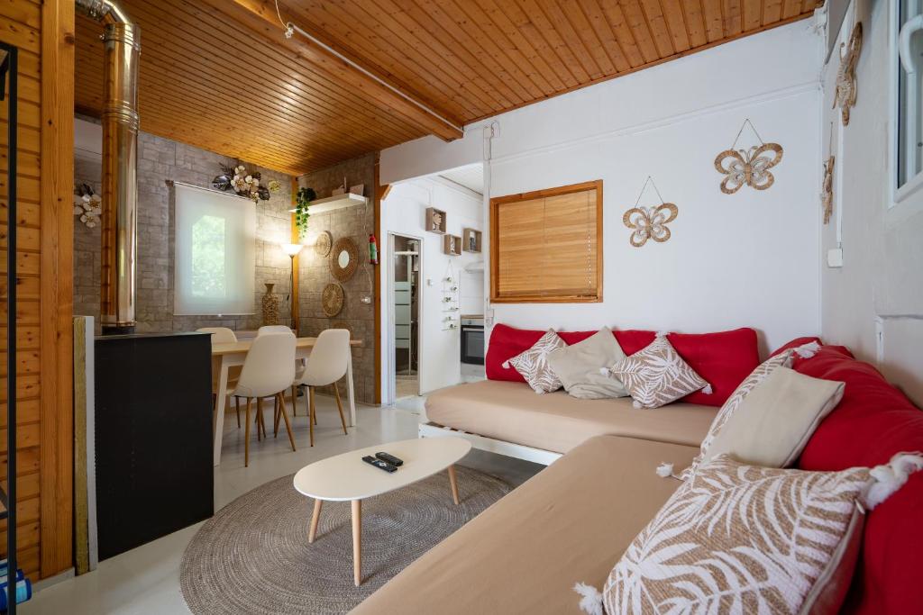 a living room with a couch and a table at Chill Coast House in Nisís Áyios Nikólaos