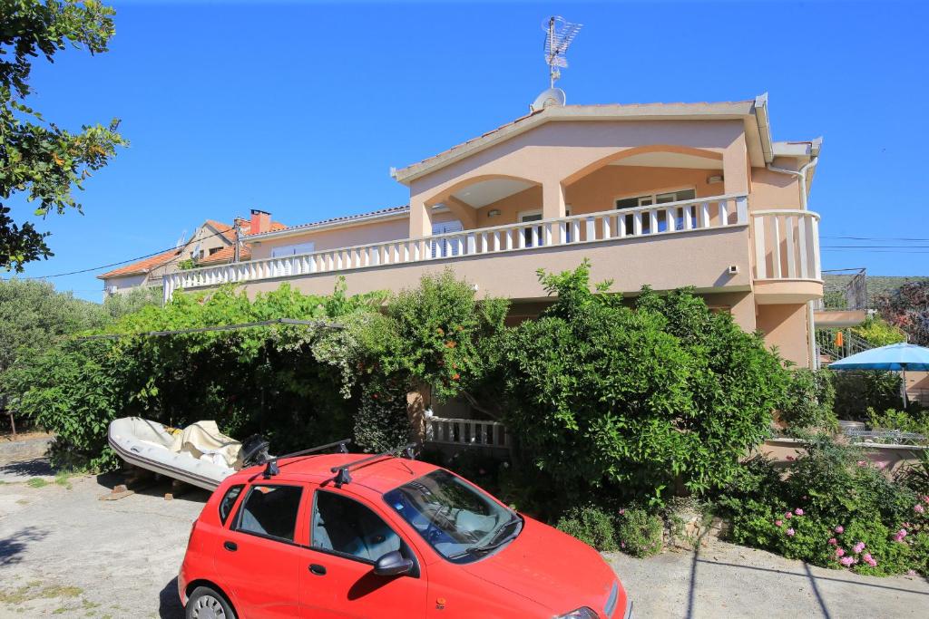 Apartments with parking space Trogir - 27140