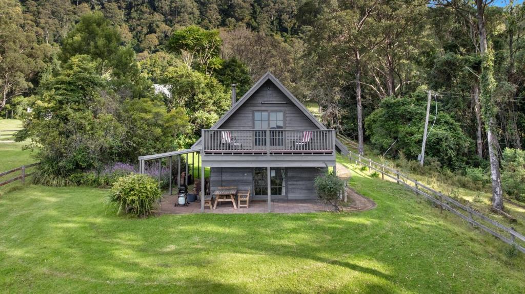 an aerial view of a house with a yard at Alcheringa Cottage Amazing Location with views in Kangaroo Valley
