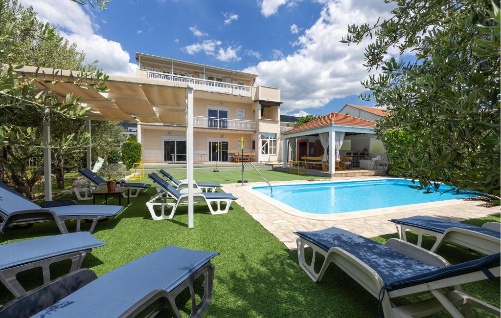 Nice Home In Kastel Luksic With Sauna
