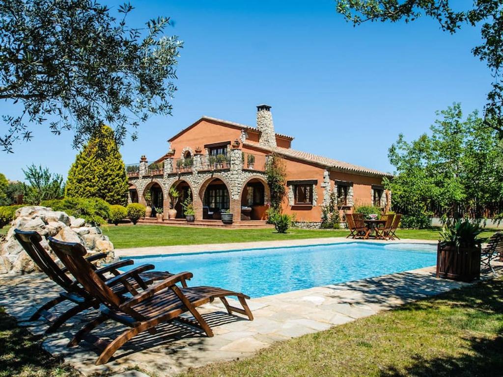 una casa con piscina frente a una casa en Ideal villa in Peralada with private pool and garden, en Peralada
