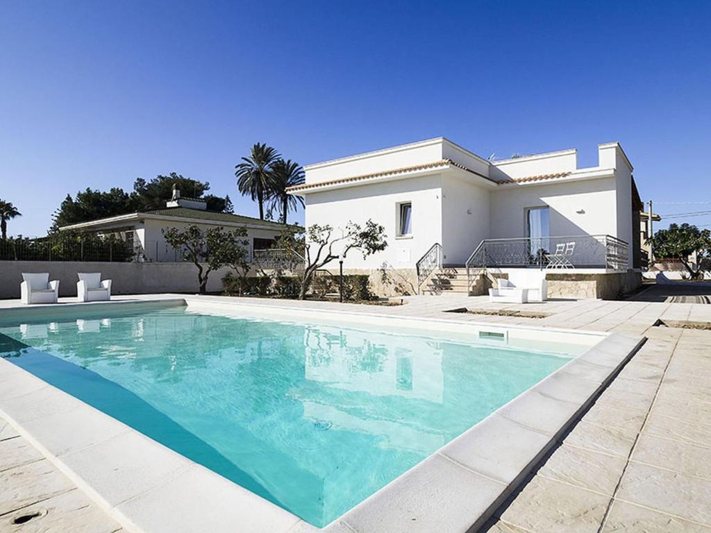 Kolam renang di atau di dekat Luxury villa in Marsala with pool