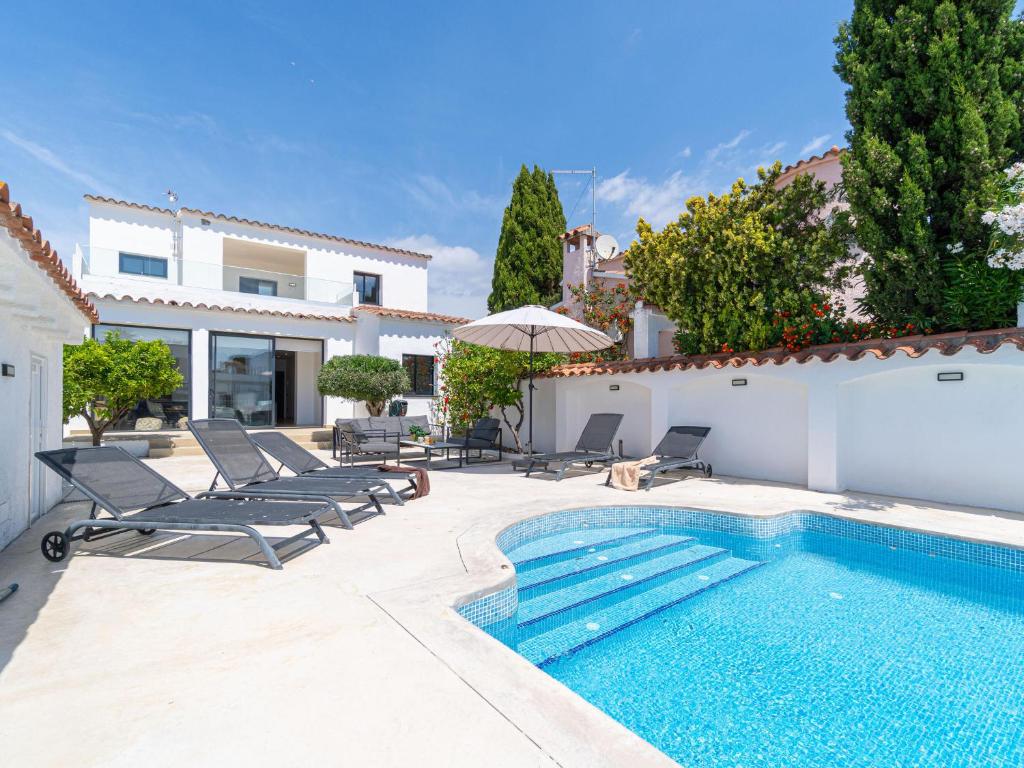Villa de Luxe avec Piscine Privée et Parking à Empuriabrava