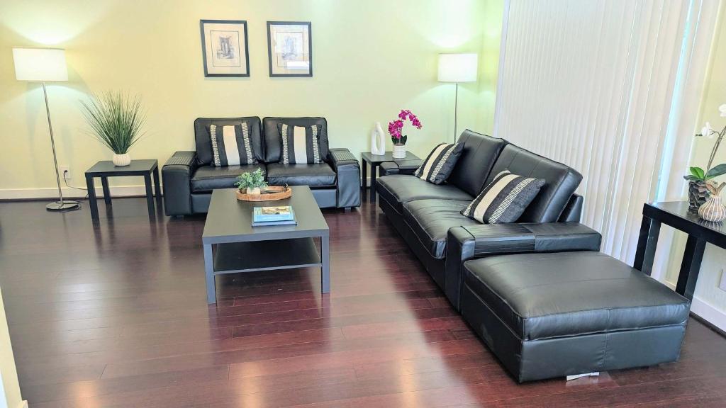 a living room with two couches and a coffee table at Silicon Valley Stays Casa Dos in Mountain View