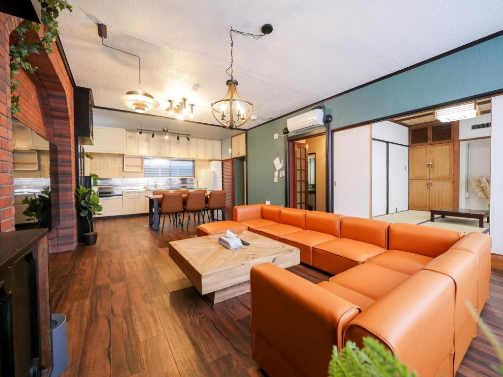 ein Wohnzimmer mit Sofa und Tisch in der Unterkunft E E House in Numazu