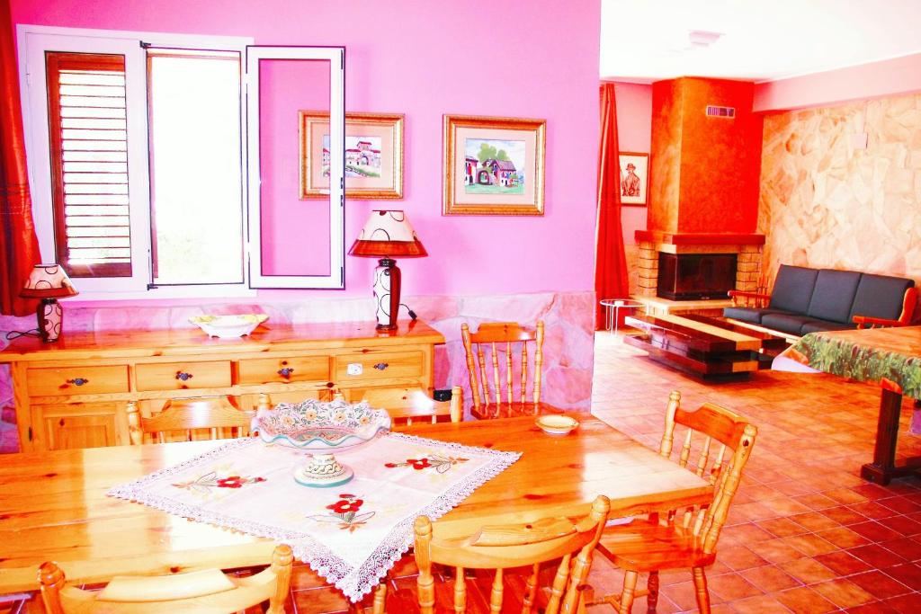 un salon avec une table et un canapé dans l'établissement Happy Holiday Villa, à Syracuse