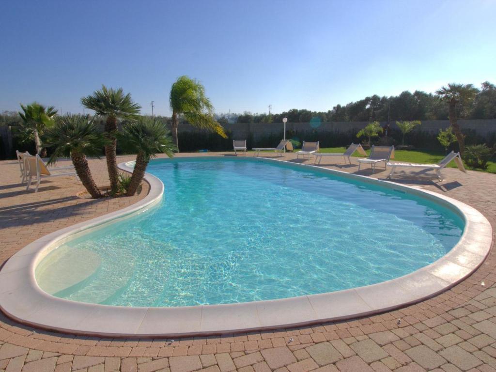 una gran piscina de agua azul en Stunning Holiday Home in Melissano with Swimming Pool, en Melissano