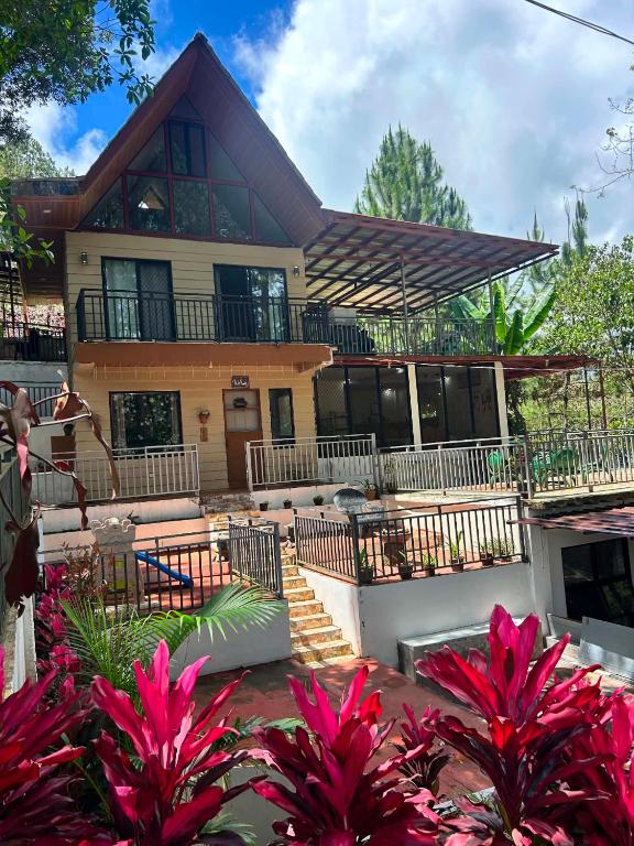 ein Haus mit rosa Blumen davor in der Unterkunft Pines View in Kayagan