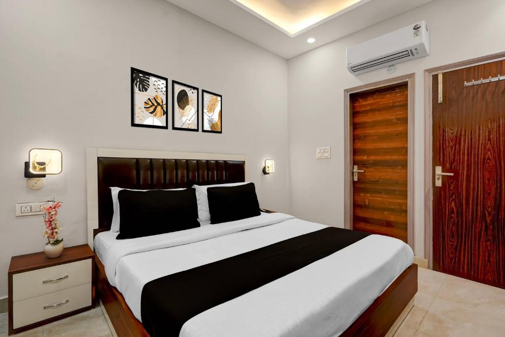 a bedroom with a large bed and a red door at Collection O Kharar Bus Terminal Formerly Hotel Kamboj in Kharar