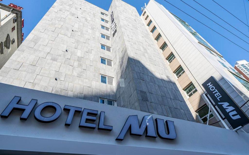a hotel mo sign in front of a building at 부산 연산동 MU Plus 호텔 in Kŏje