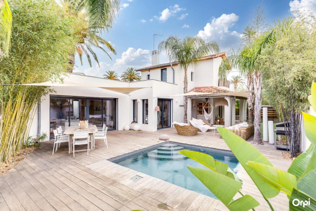 a villa with a swimming pool in front of a house at Plage 200m in Saint-Cyr-sur-Mer