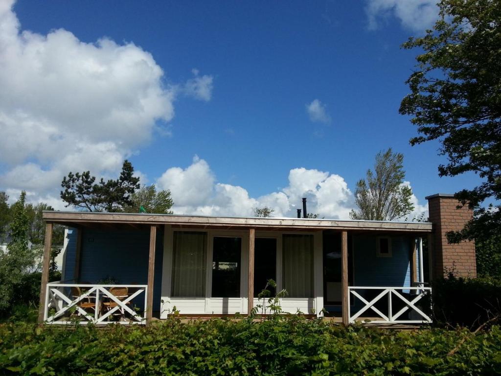 HippolytushoefにあるCozy chalet with dishwasher, near the Wadden Seaの畑の上に出口のある家