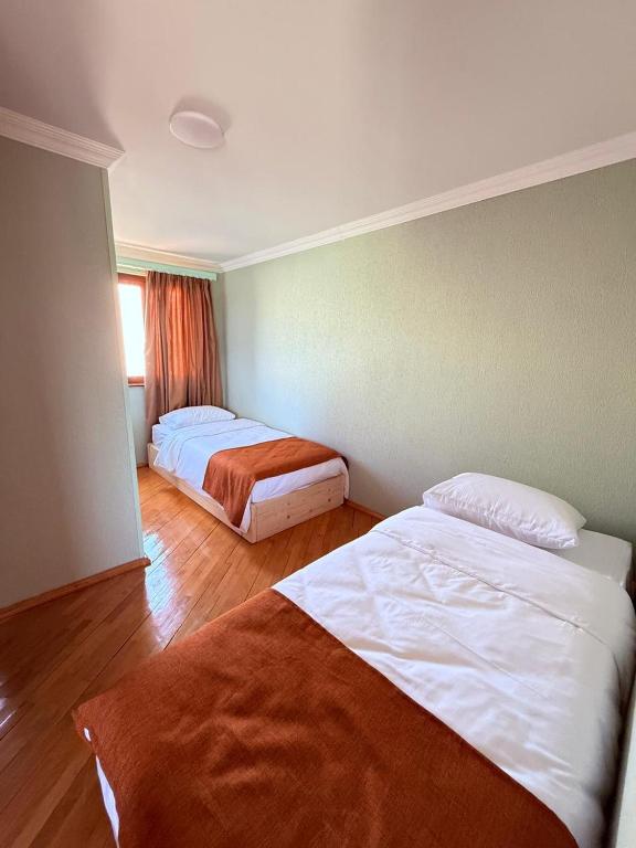 a hotel room with two beds and a window at Wey Stop in K'vemo Alvani