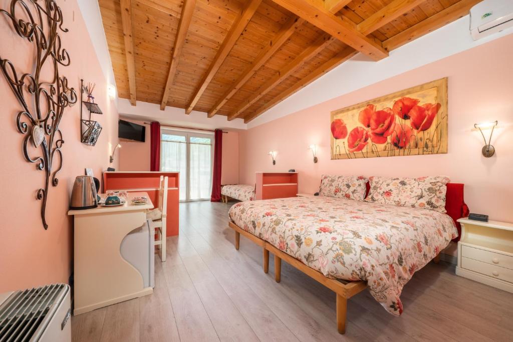 a bedroom with a bed in a room at B&B La Vecchia Tipografia - Lago D'Idro in Ponte Caffaro
