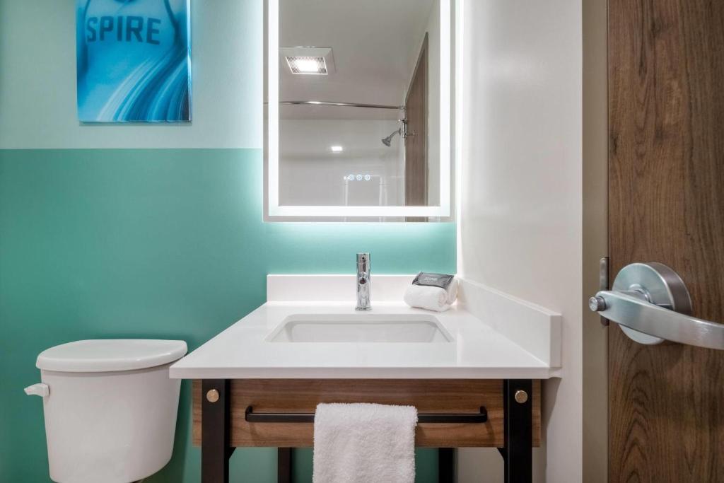 Wingate by Wyndham Geneva at SPIRE Academy - King Room - Non-Smoking