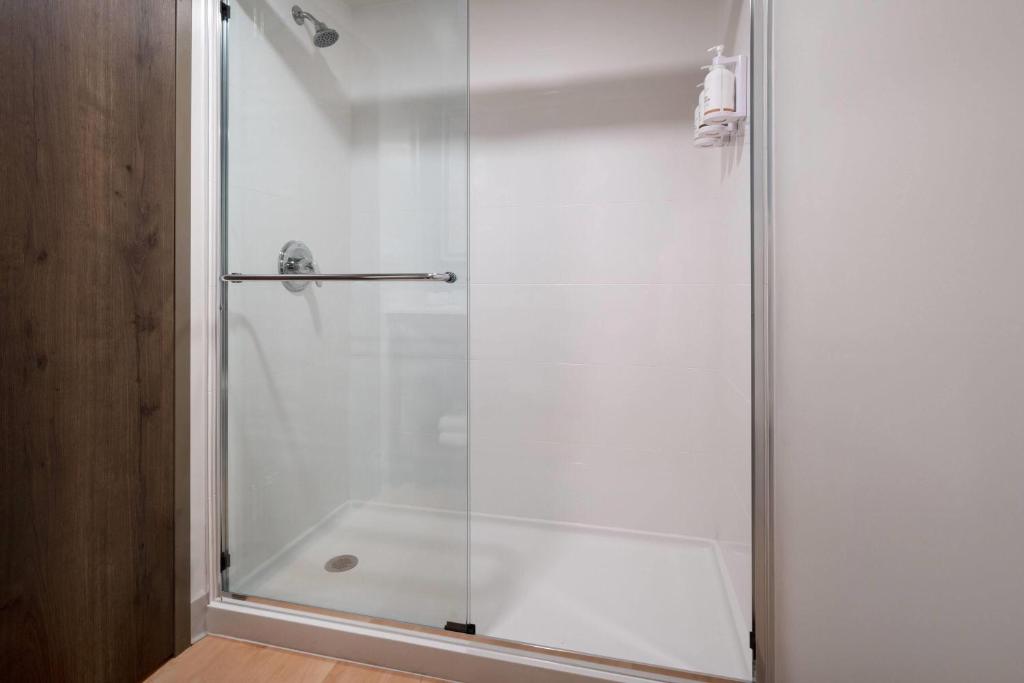 Wingate by Wyndham Geneva at SPIRE Academy - Double Room With Two Double Beds - Non-Smoking