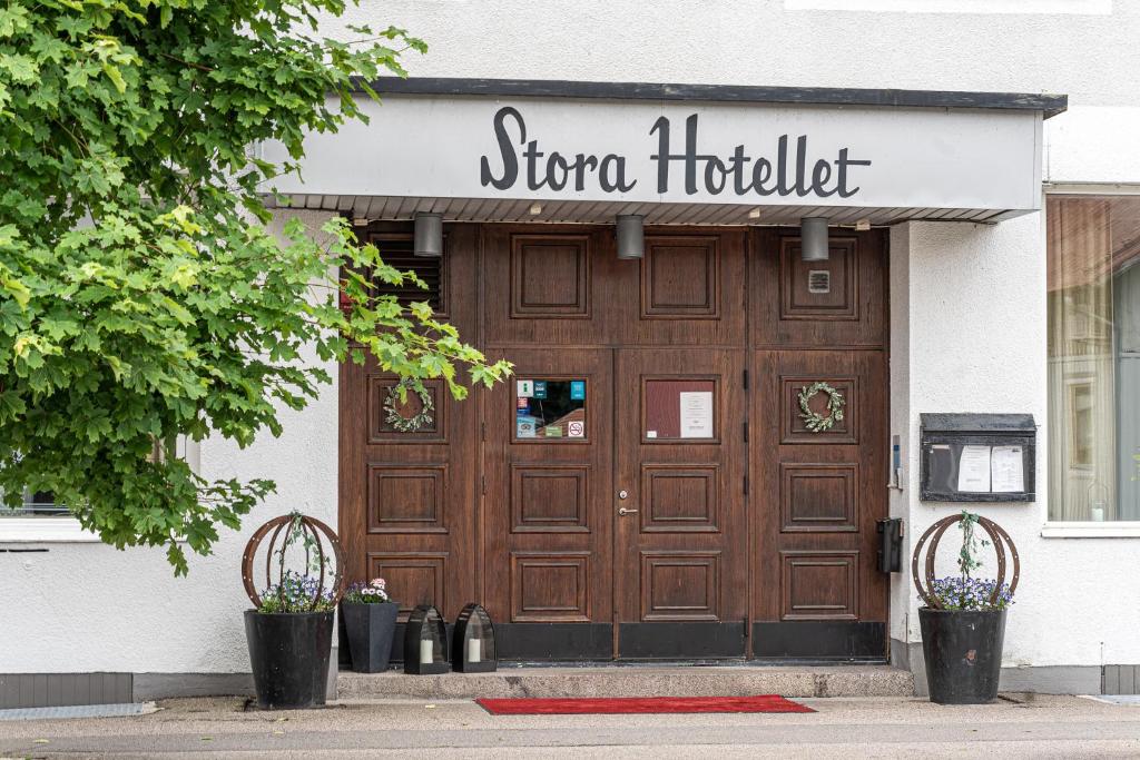 a store with a brown door and a sign above it at Stora Hotellet Markaryd in Markaryd