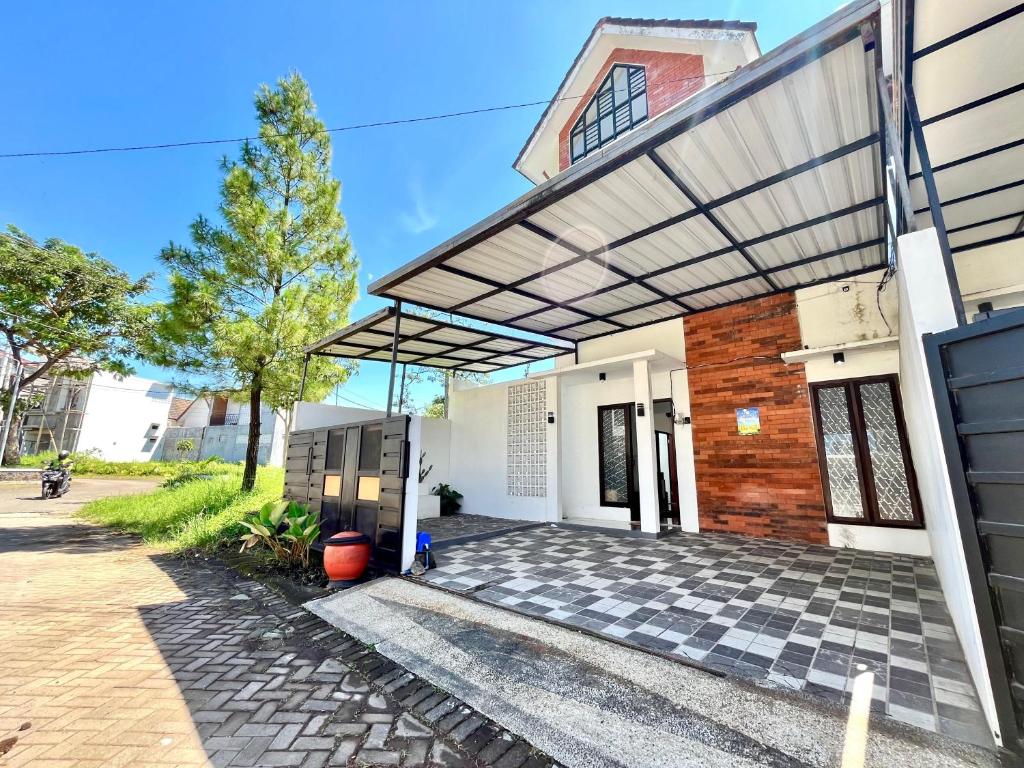 a building with awning on the side of it at MP Villa Boulvard 43 Malang in Blimbing