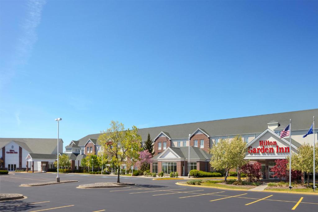 Hilton Garden Inn Milwaukee Northwest Conference Center - Housity
