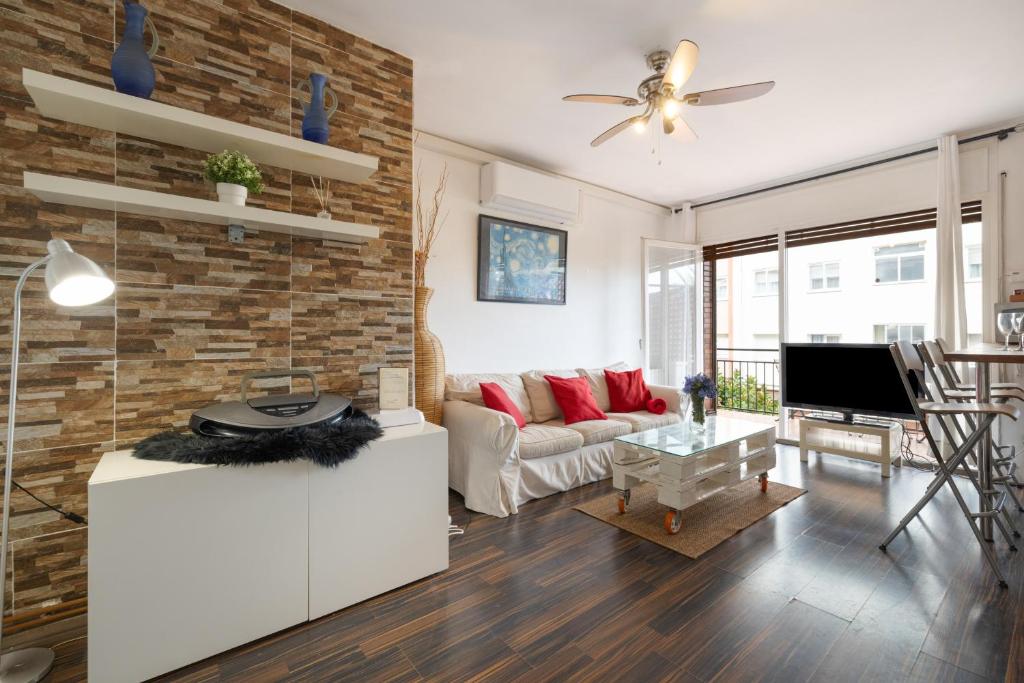 ein Wohnzimmer mit einer Backsteinwand in der Unterkunft Melody in Sitges