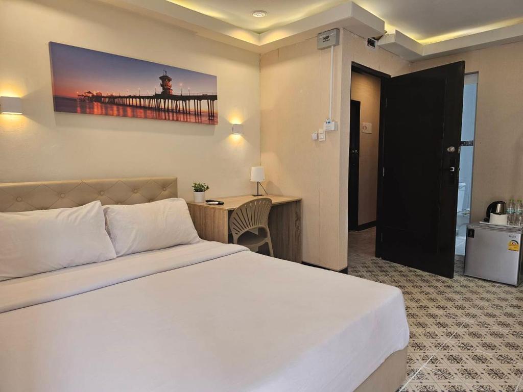 a hotel room with a bed and a desk and a table at Cozy rooms Asoke in Bangkok