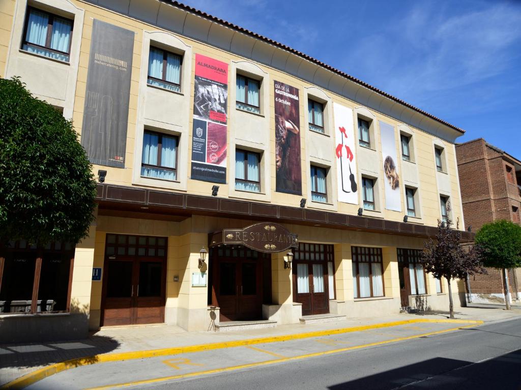 duży budynek na rogu ulicy w obiekcie Hotel Maher w mieście Cintruénigo