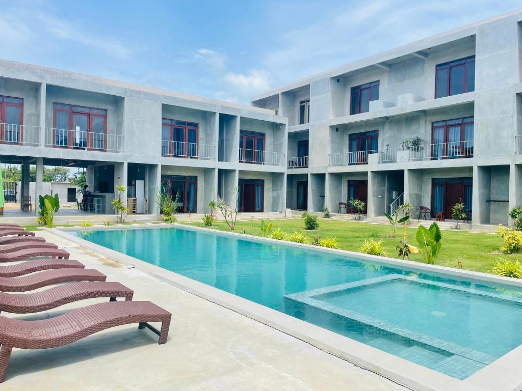 an image of a hotel with a swimming pool at Doppel Gangs Arugambay in Arugam Bay