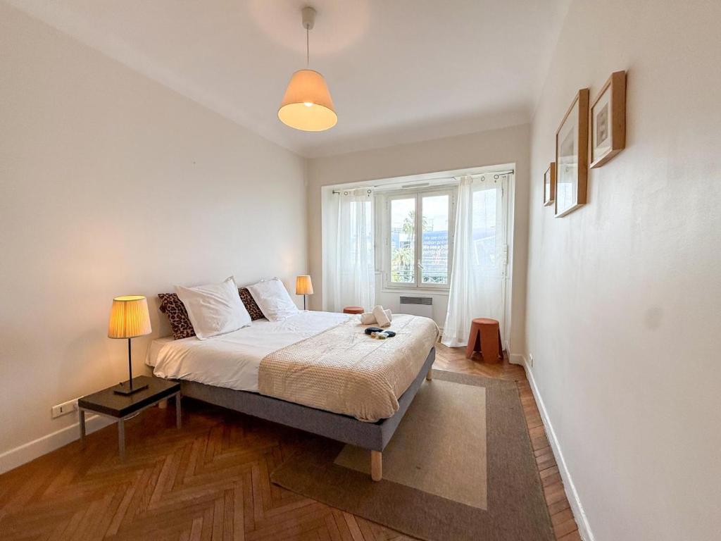 Cannes - Croisette - Direct facing Palais des Festivales - ID709 Square9
