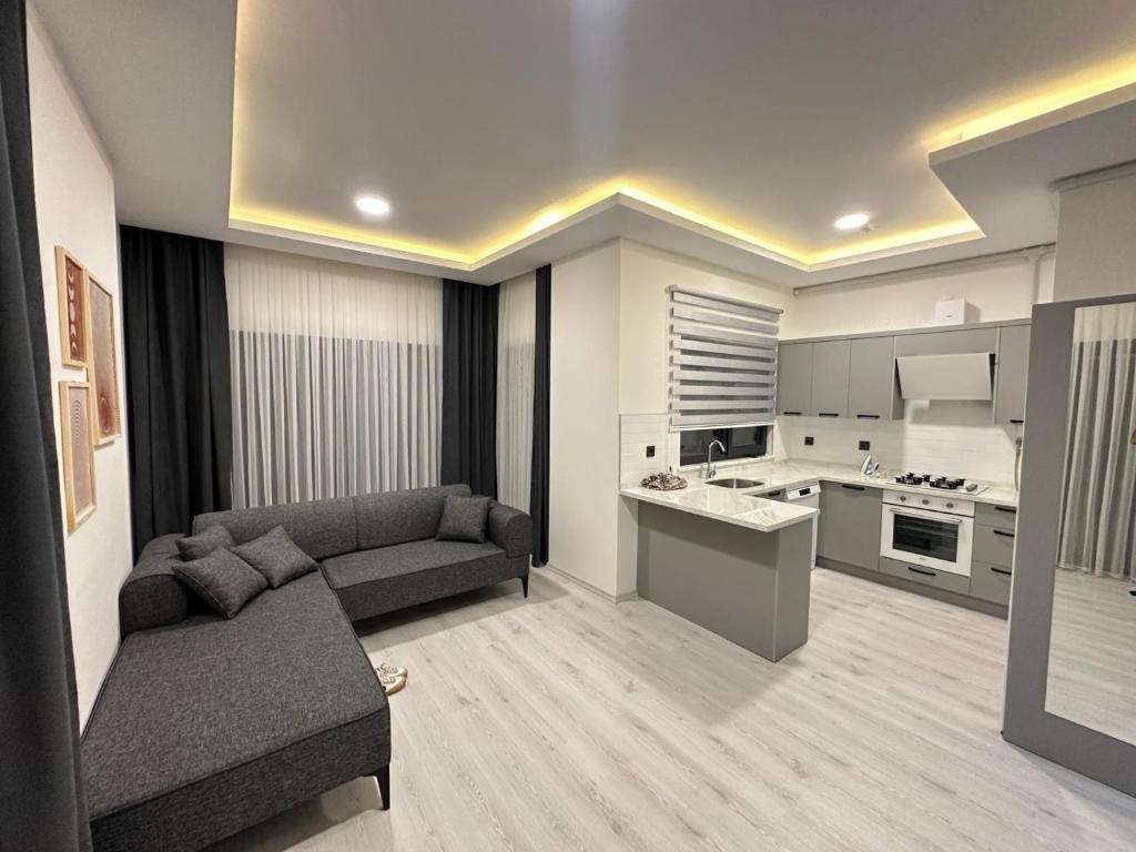 a living room with a couch and a kitchen at Ak Suites Rezidans in Trabzon