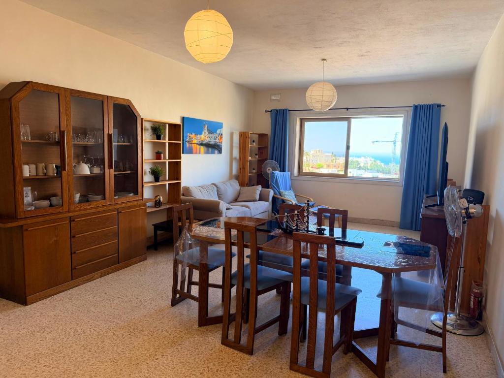 a living room with a table and a couch at SeaView Apartment in Taʼ Ġokondu